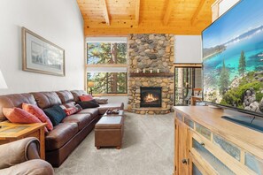 Living area - Cozy and Rare 3BR End Unit on Shuttle Stop! (Truckee)