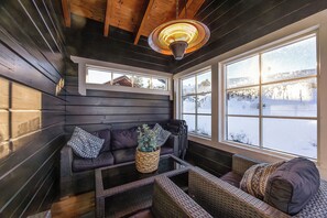 Smart TV - Next to the ski slope, in beautiful Vrådal, lies the charming and lovingly furnished holiday home ‘Drømhytte’. From this comfortable vacation home, you can step right into the ski lift. (Vrådal)