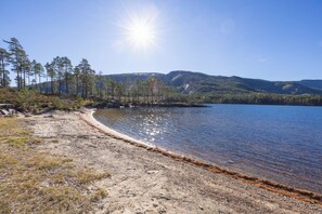 Beach - Next to the ski slope, in beautiful Vrådal, lies the charming and lovingly furnished holiday home ‘Drømhytte’. From this comfortable vacation home, you can step right into the ski lift. (Vrådal)
