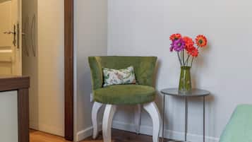 Deluxe dvokrevetna soba s pogledom na grad | In-room safe, desk, blackout drapes, free WiFi