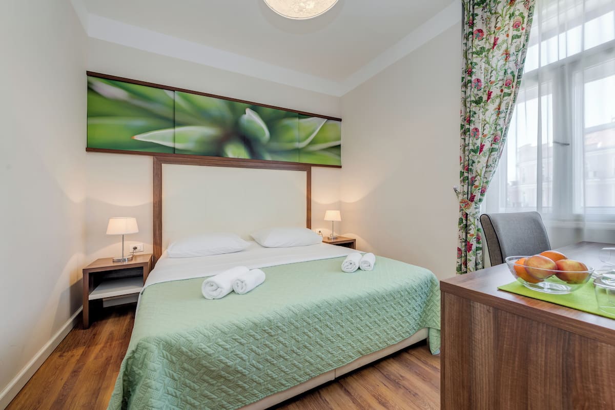 Deluxe dvokrevetna soba s pogledom na grad | In-room safe, desk, blackout drapes, free WiFi