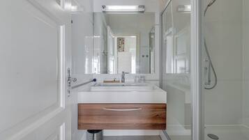 Deluxe dvokrevetna soba s pogledom na grad | Bathroom | Shower, hair dryer, towels, soap