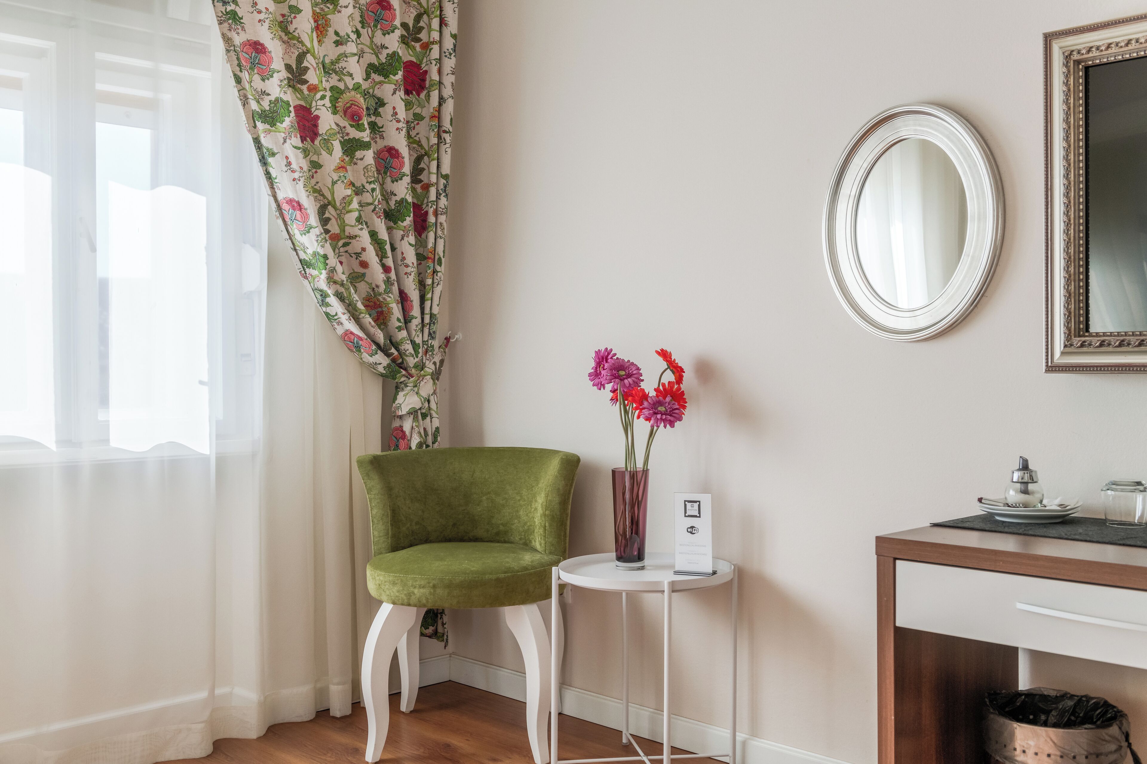 Caja de seguridad en la habitación, escritorio y cortinas blackout 