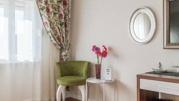 Caja de seguridad en la habitación, escritorio y cortinas blackout