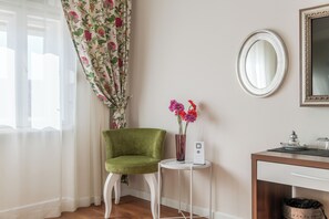 Deluxe dvokrevetna s pogledom na grad i balkonom | Coffres-forts dans les chambres, bureau, rideaux occultants