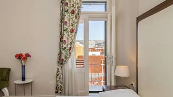 Deluxe dvokrevetna s pogledom na grad i balkonom | In-room safe, desk, blackout drapes, free WiFi