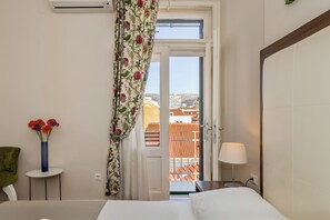 Deluxe dvokrevetna s pogledom na grad i balkonom | In-room safe, desk, blackout drapes, free WiFi - Bastion Luxury Rooms (Split)
