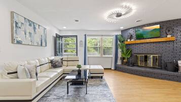 Family House, 3 Bedrooms, Non Smoking, Mountain View | Living room | Smart TV, fireplace, foosball, table tennis