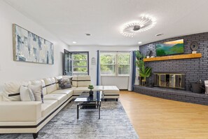 Family House, 3 Bedrooms, Non Smoking, Mountain View | Living room | Smart TV, fireplace, foosball, table tennis