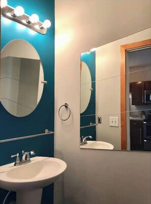 Hårtørrer, håndklæder, Sæbe, Toiletpapir