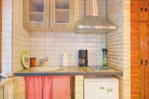 Réfrigérateur, micro-ondes, plaque de cuisson, cafetière/bouilloire