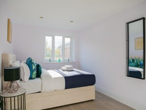 1 dormitori, planxa i posts de planxar, un bressol de viatge i wifi