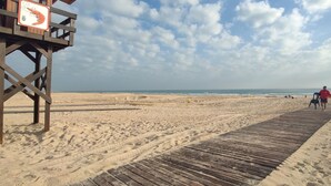 A wooden pier leading to a beach with a lifeguard station on the left. - Selecta I 32321 in Conil de la Frontera (Conil de la Frontera)
