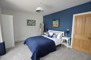 3 bedrooms, iron/ironing board, travel cot, WiFi - Quayside house with fabulous river views (Looe)