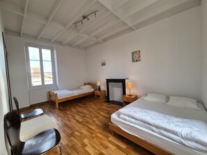 2 bedrooms, iron/ironing board, WiFi