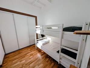 2 bedrooms, iron/ironing board, WiFi