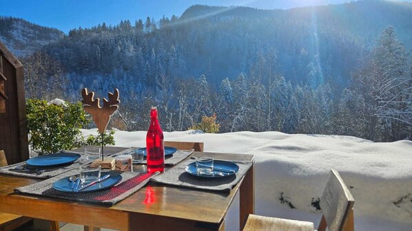 Outdoor dining - 3* apartment with terrace in the village (Saint-Jean-de-Sixt)