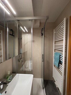 Een douche, een haardroger, handdoeken, zeep
