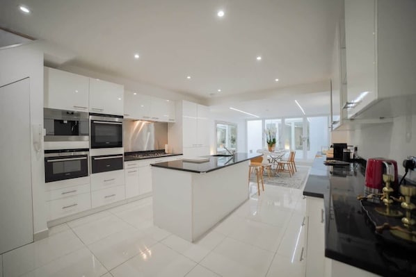 Fridge, oven, stovetop, dishwasher