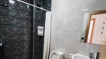 Asciugacapelli, asciugamani, sapone, carta igienica