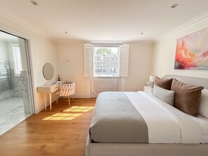 1 habitación, tabla de planchar con plancha, cuna de viaje y wifi