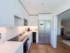 Refrigerador, microondas, horno, placa de cocina