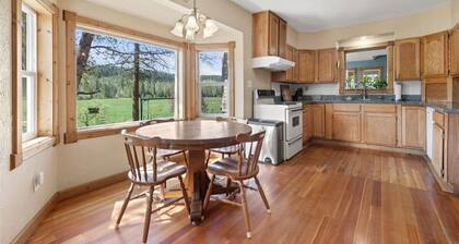 Kelso Lake Farm House – Close to Silverwood!