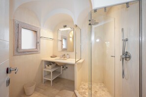 Bruser, hårtørrer, bidet, håndklæder
