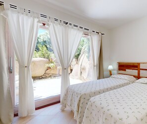 6 bedrooms, iron/ironing board, WiFi, bed sheets