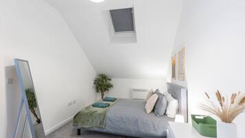 1 habitación, tabla de planchar con plancha, wifi gratis y ropa de cama