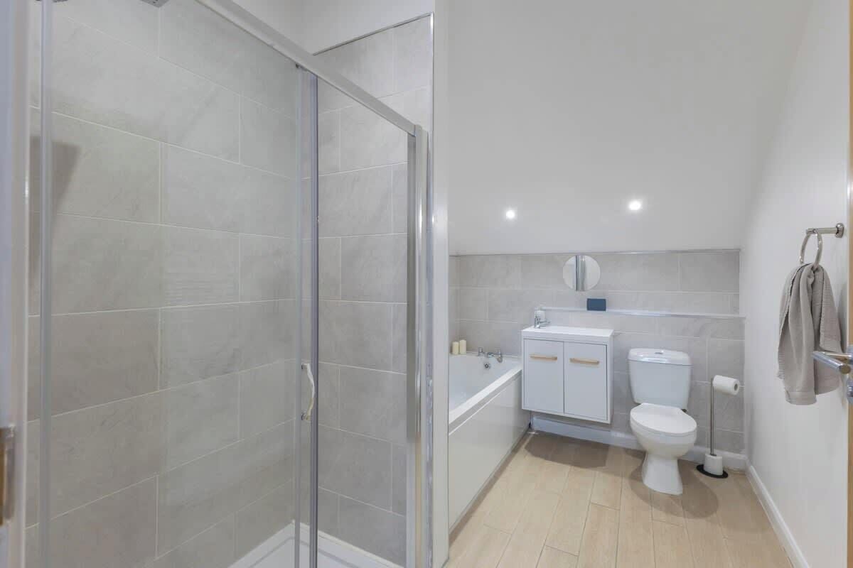 Shower, hair dryer, towels, shampoo