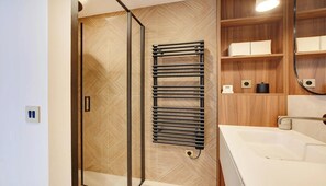 Shower, hair dryer, towels, soap - IN THE PRESTIGIOUS DISTRICTS JUST MINUTES FROM TROCADÉRO-RUE DE L'AMIRAL HAMELIN (Paris)