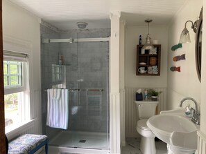 Douche, sĂšche-cheveux, serviettes fournies, papier toilette