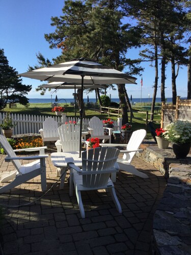 Maine Beach House, 50 steps
to the number one  beach in Maine.