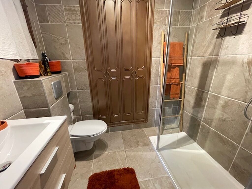 Ein Badezimmer mit Dusche, Toilette und Badewanne.