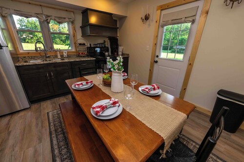 Charming Country Farmhouse Near Natural Bridge