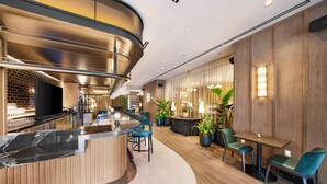 Un restaurante moderno con barra curva, zona de estar y paneles de madera.