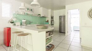 Réfrigérateur, micro-ondes, four, lave-vaisselle