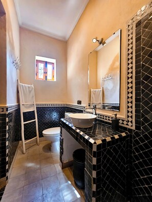 Regadera, secadora de cabello, toallas, jabón 