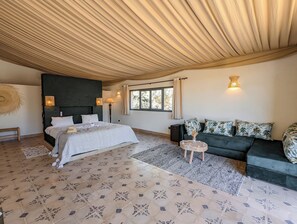 9 عدّة غرف نوم وخزنة داخل الغرفة ومكتب ومكواة/لوح كي