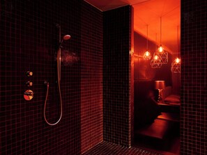 Doppia Luxury, patio, vista cortile | Bagno | Asciugacapelli, asciugamani, sapone, carta igienica