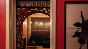 A room with a sofa, a coffee table, and a decorative archway. - Verne Dreams (Ghent)