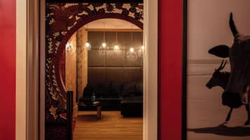 غرفة مزدوجة فاخرة - برواق - منظر للفناء | مكواة/لوح كي وواي فاي مجانًا