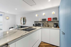 Kjøleskap, mikrobølgeovn, ovn og kokeplater