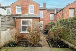 Property grounds - Comfy, stylish 3 bed townhouse (Northampton)