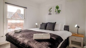 Tabla de planchar con plancha, wifi gratis y ropa de cama 