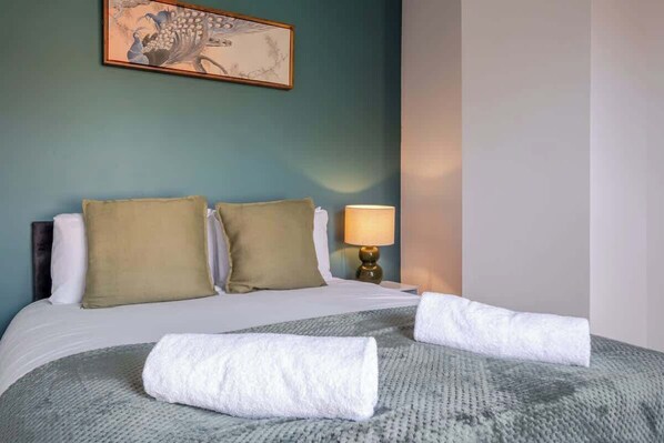 Iron/ironing board, WiFi (free), bed sheets - Comfy, stylish 3 bed townhouse (Northampton)