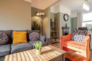 TV - Comfy, stylish 3 bed townhouse (Northampton)