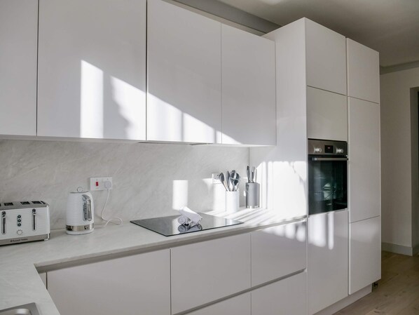 Een koelkast, een microgolfoven, een oven, een vaatwasser