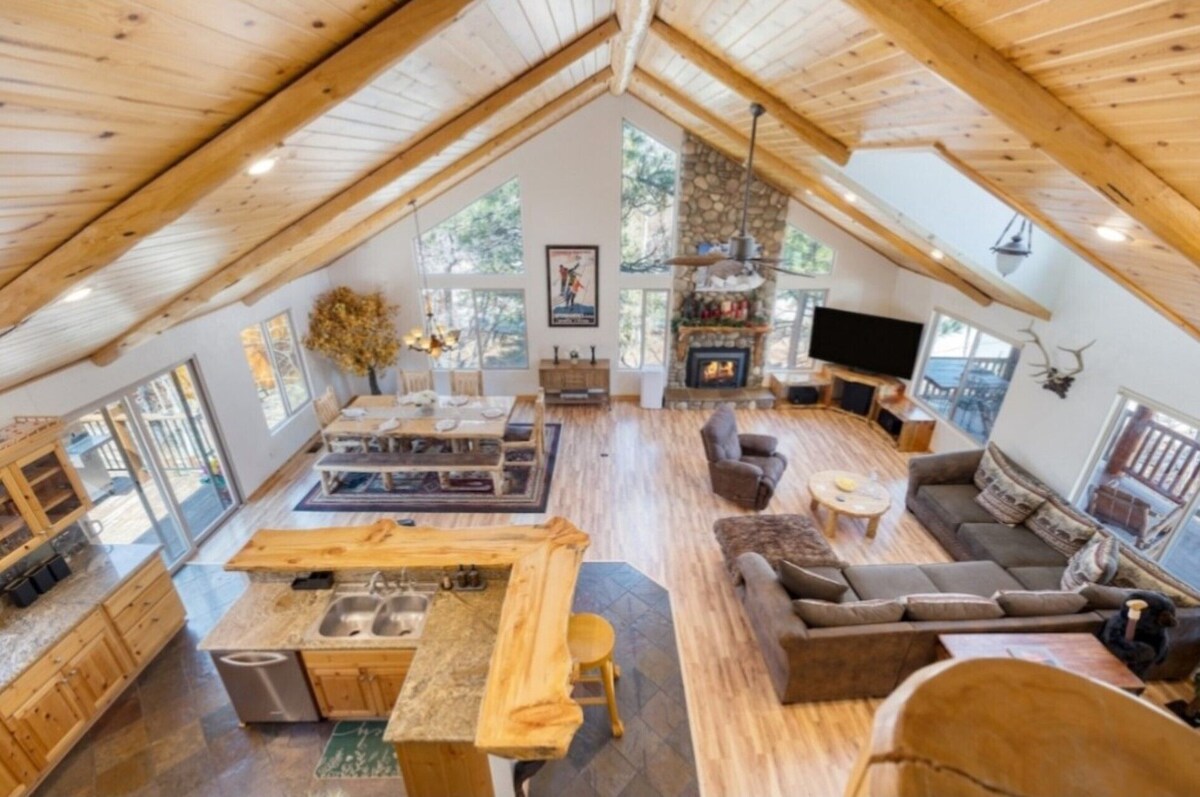 Family Cabin, Large Dining and 2 Kitchens